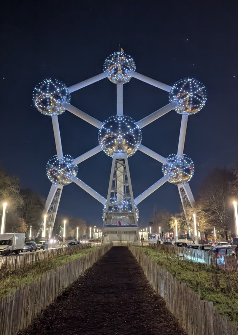 Picture of the Atomium at night